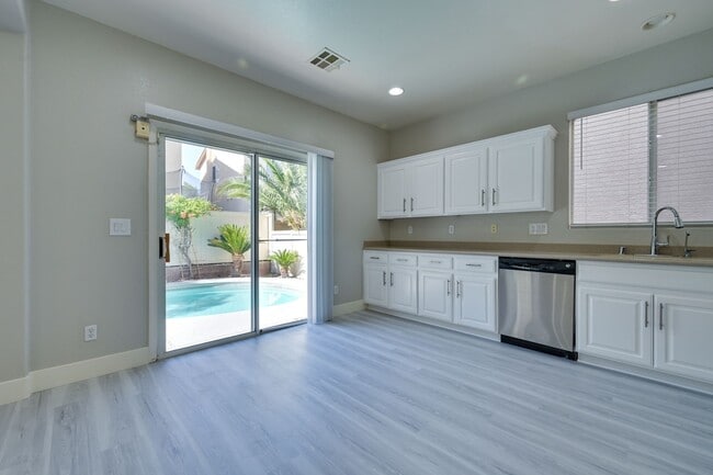 Building Photo - NW!!! 4 bedrooms!!! Pool and Spa!!! All ti...