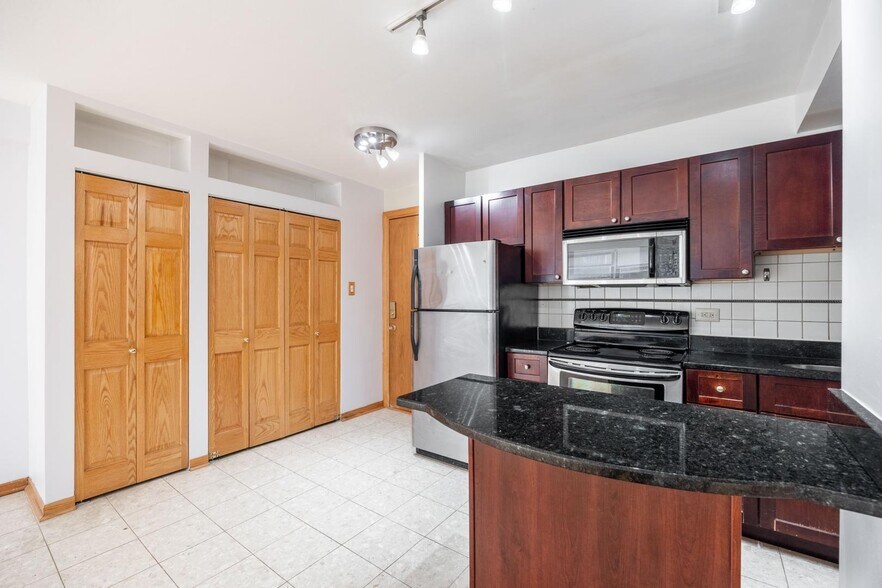Building Photo - 4180 N Marine Dr