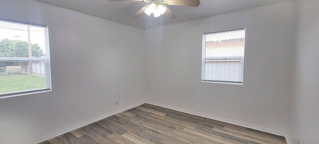 Building Photo - GREAT LARGE HOME