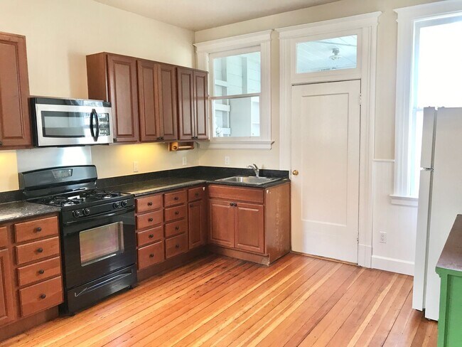 Building Photo - Top Floor Huge 4BR Flat, In Unit Laundry i...