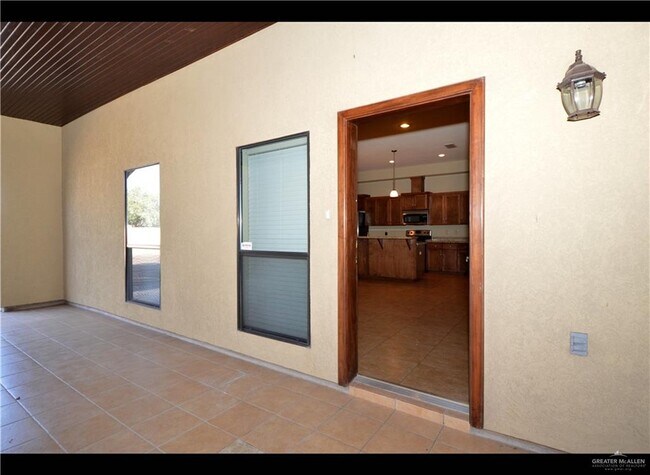 Building Photo - 25 Mimosa St