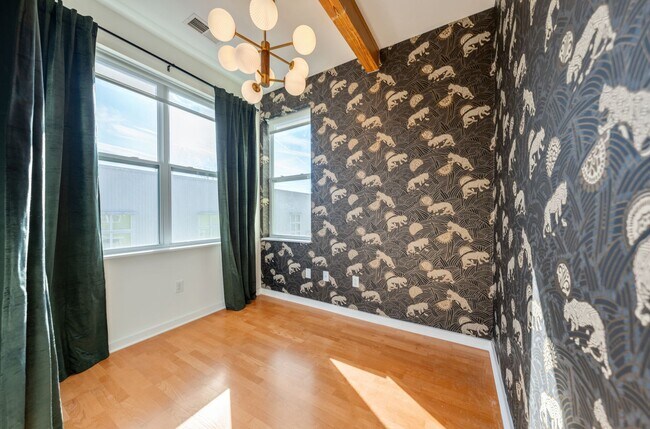 Building Photo - Downtown Durham 1bd/1ba Top Floor Corner Unit Condo!