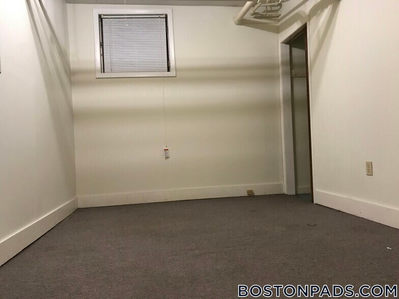 Building Photo - 96 Maple St