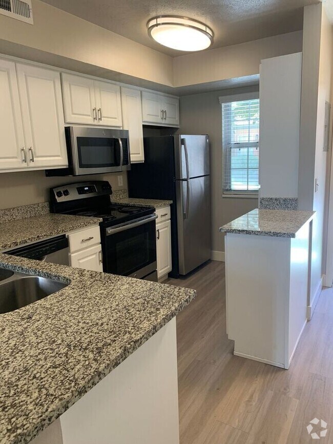 Building Photo - Spacious Main Level Townhouse Available
