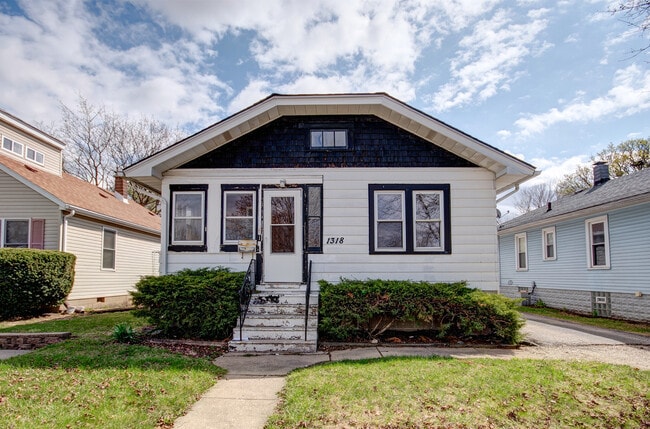 Primary Photo - 1318 N Prairie Ave