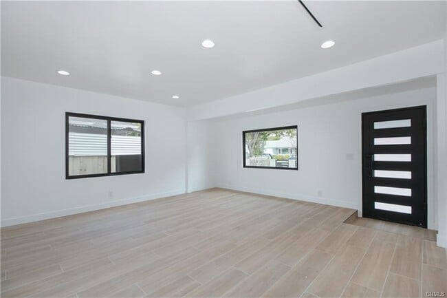 Building Photo - 8143 Hazeltine Ave