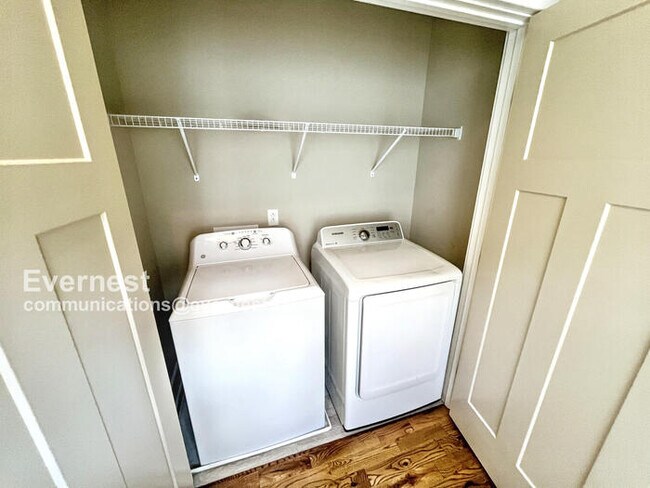 Building Photo - Lovely 2-Bedroom Home with Modern Amenitie...