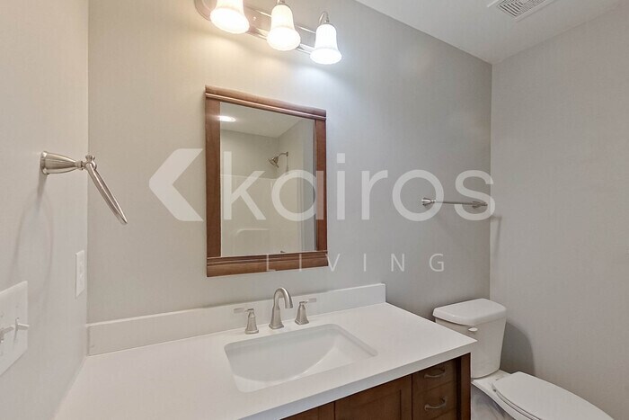 Building Photo - 922 12th Ln