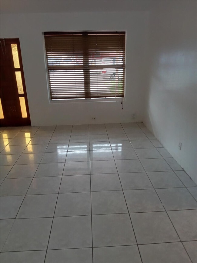 Building Photo - 120 NE 26th Ct