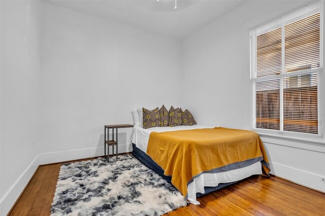 Building Photo - 611 Harvard St