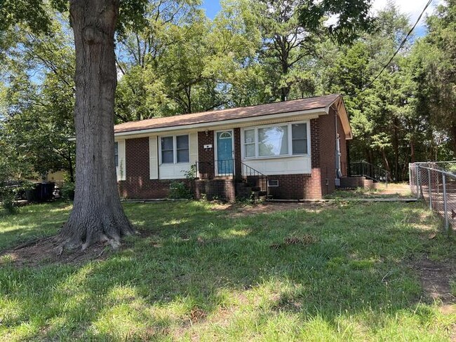 Building Photo - AVAILABLE 1/1/2025: 3 Bedroom home with la...