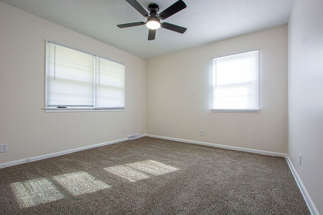 Building Photo - 3 Bedroom / 2 Bath Home with Finished Basment and Washer/Dryer!