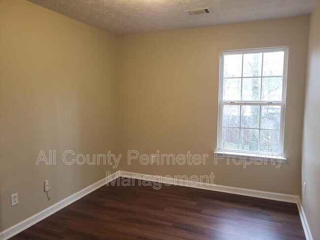 Building Photo - 5543 Pineridge Ct