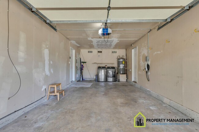 Building Photo - Inviting 3-Bedroom, 2-Bathroom Residence w...