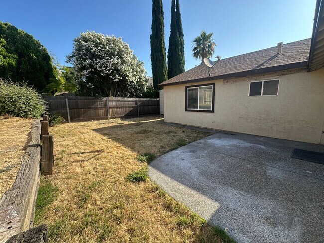 Building Photo - 3 Bedroom 2 Bathroom Home with Yard