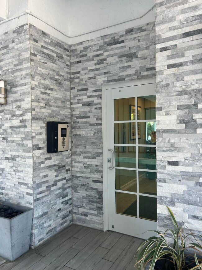 Primary Photo - 720 Bayshore Dr