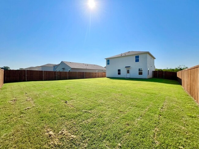 Building Photo - Stunning New Build with 5 Bedrooms & Moder...