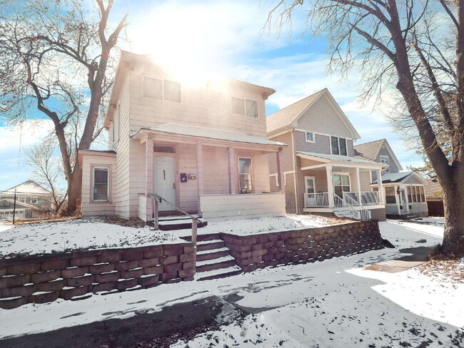 Building Photo - Section 8 approved! - 3 Bed Lower Level Duplex Available Now