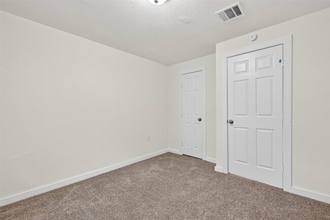 Building Photo - 16643 Lake Cir