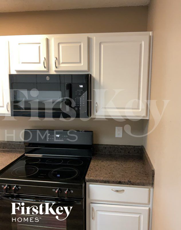 Building Photo - 10830 Clear Spring Dr