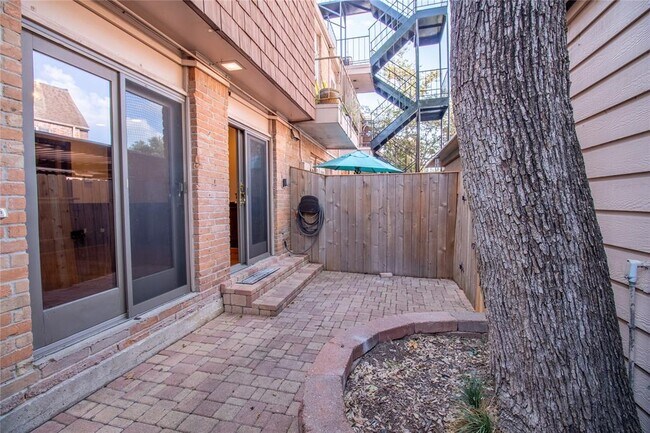 Building Photo - 452 N Post Oak Ln