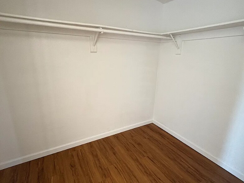 Building Photo - 5880 S Del Moral Blvd