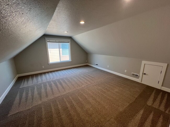 Building Photo - Large Three Bedroom Home in West Salem wit...