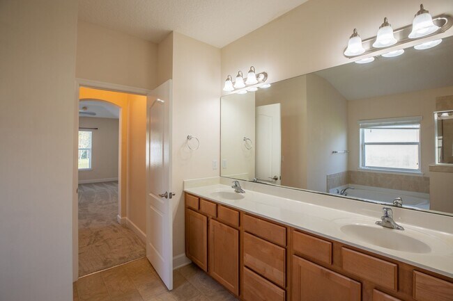 Building Photo - Crestwick South