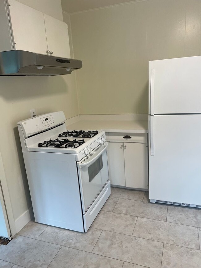 Building Photo - Great West Side Location!!