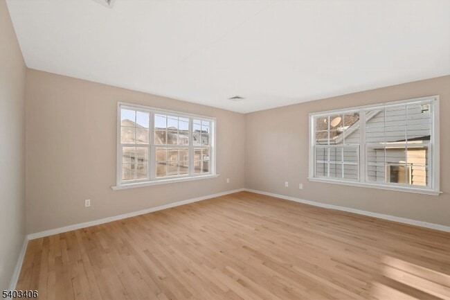 Building Photo - 110-PT112 Redwood Ave