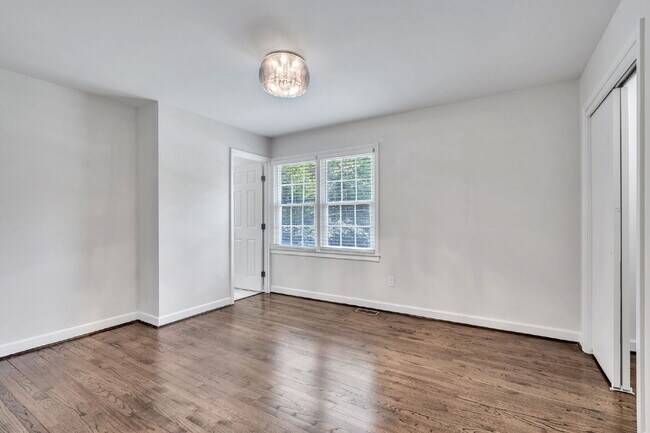 Building Photo - Beautiful 5 Bedroom 3 Bathroom Retreat with Fenced Backyard $2,200/mo rent