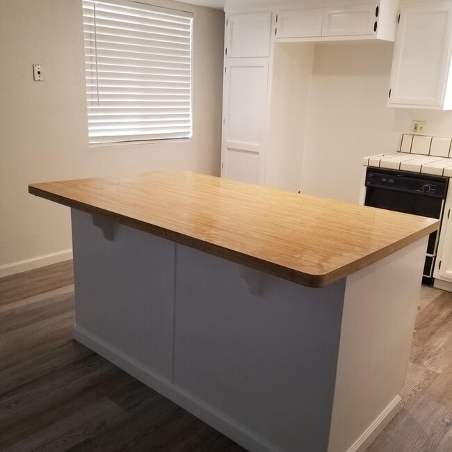 Building Photo - 981 Sierra Ave