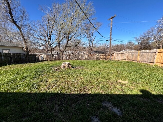 Building Photo - 4 Bed 1 Bath *SECTION 8 APPROVED*