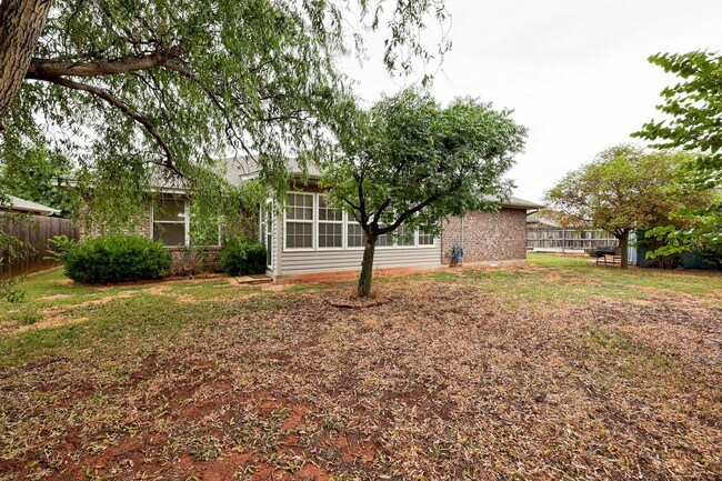 Building Photo - Beautiful 3x2 with Sunroom in Yukon