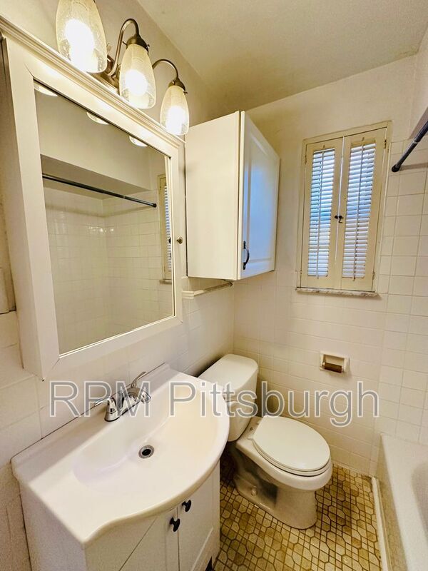 Building Photo - 6517 Rosemoor St