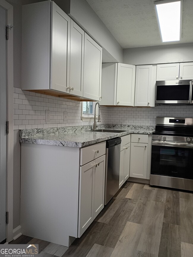 Building Photo - 10 Oak Mt Dr