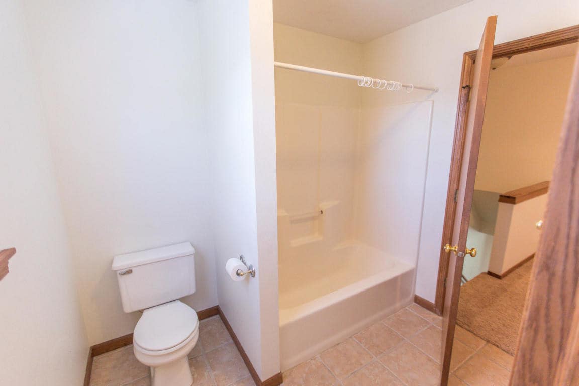 Full bath - 288 Meadowcreek Dr