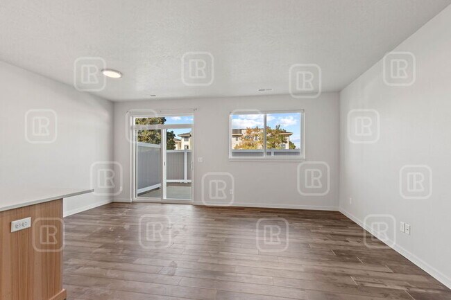 Building Photo - 212 S Woodlawn Rd