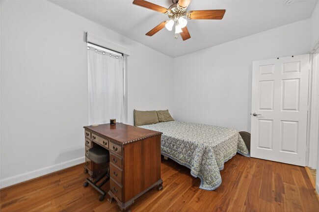 Building Photo - 2308 Bastrop St