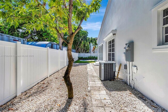 Building Photo - 6841 SW 71st Ave