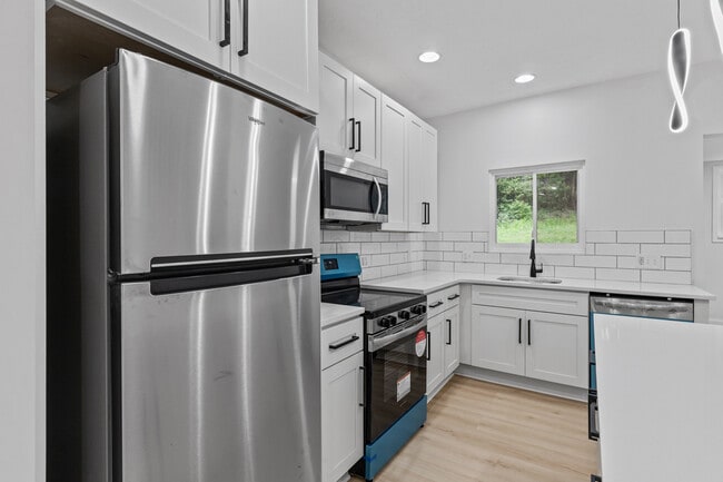 Building Photo - 392 Calderwood Ave