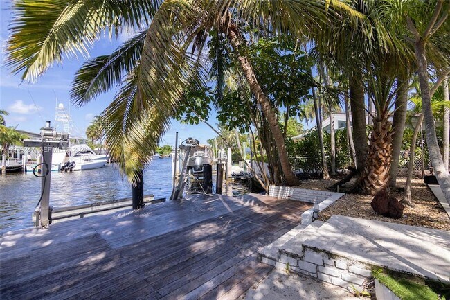 Building Photo - 2500 Bayview Dr