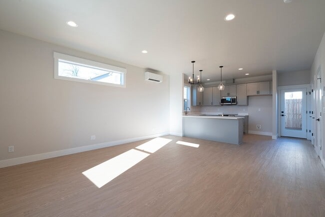 Building Photo - Beautiful 3 bed, 1.5 Bath SE Portland Rental Home!