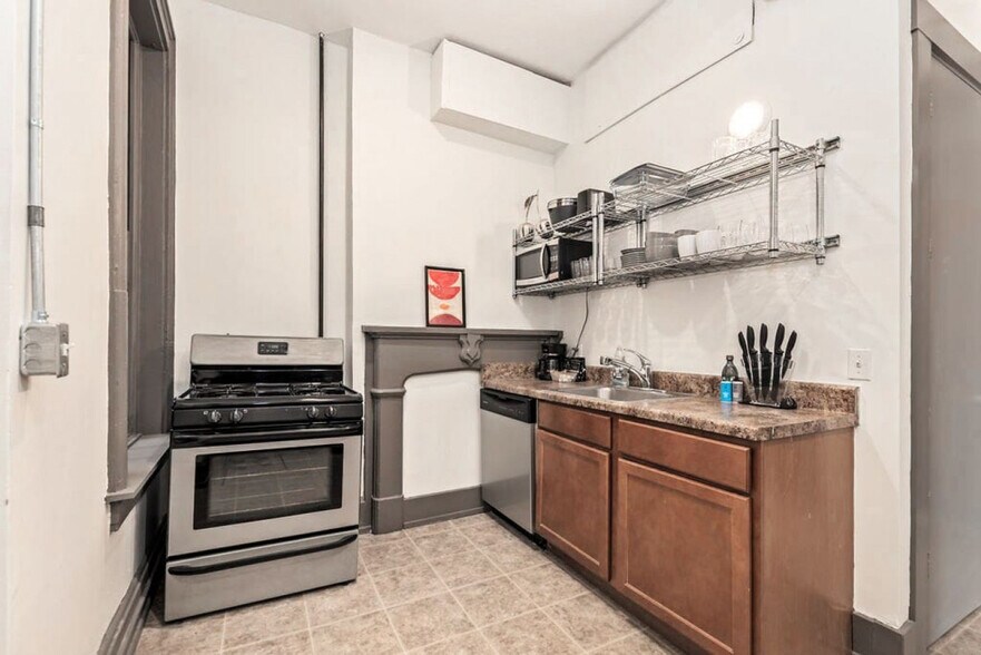 Building Photo - 126 E 13th St