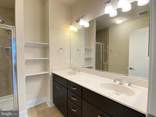 Building Photo - 924 King Farm Blvd