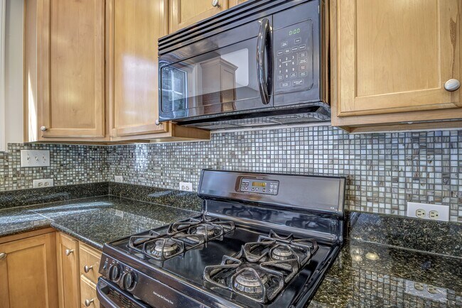 Building Photo - 2103 Templeton Gap Dr