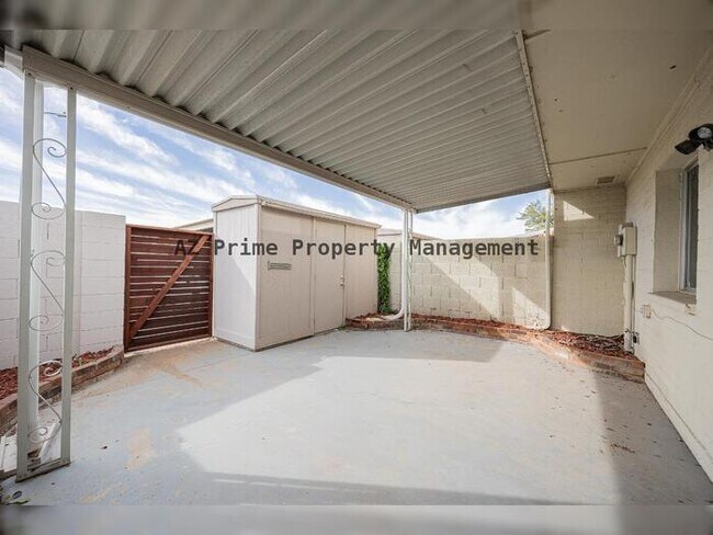 Building Photo - 225 N Standage