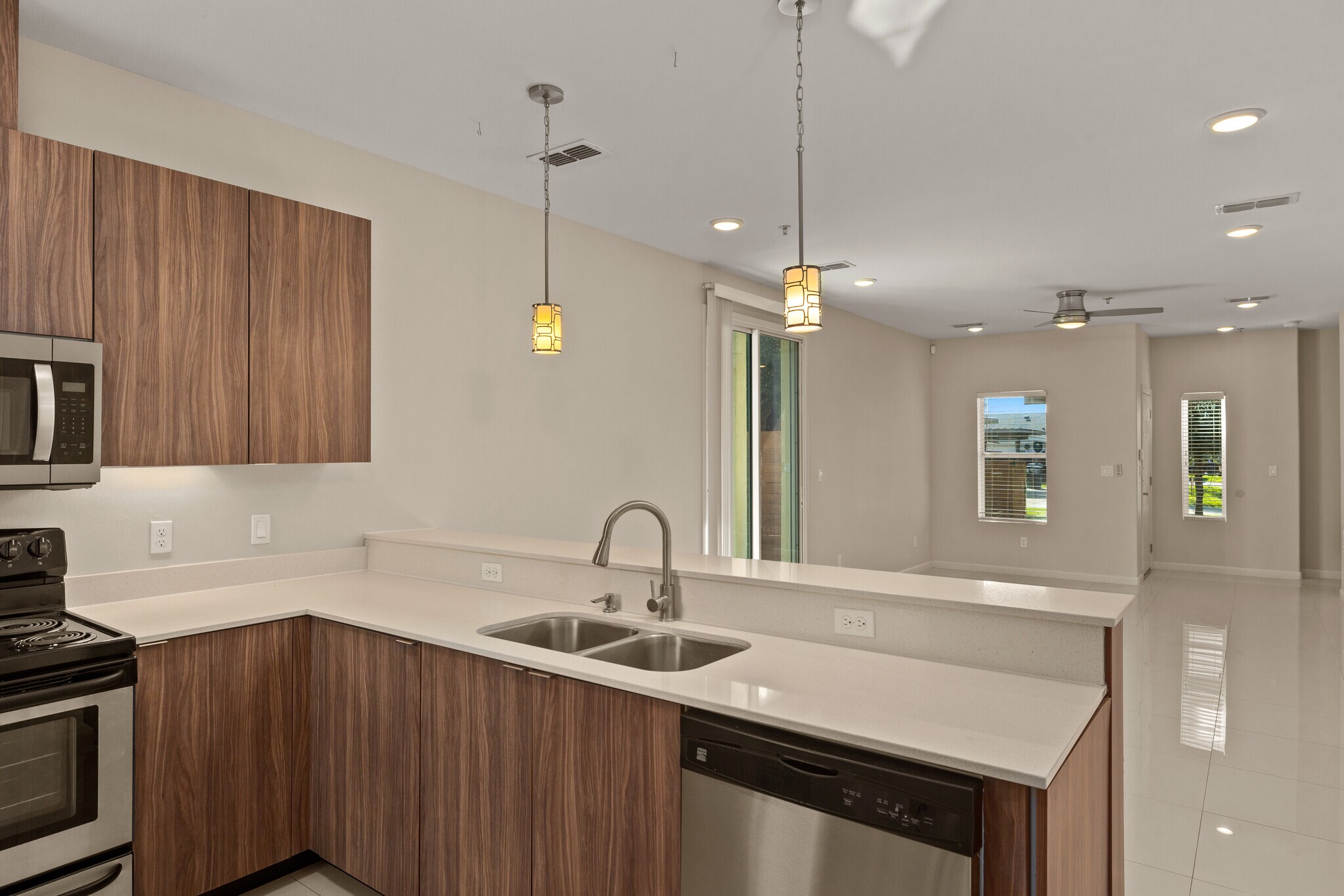 Building Photo - 1021 E La Cantera Ave