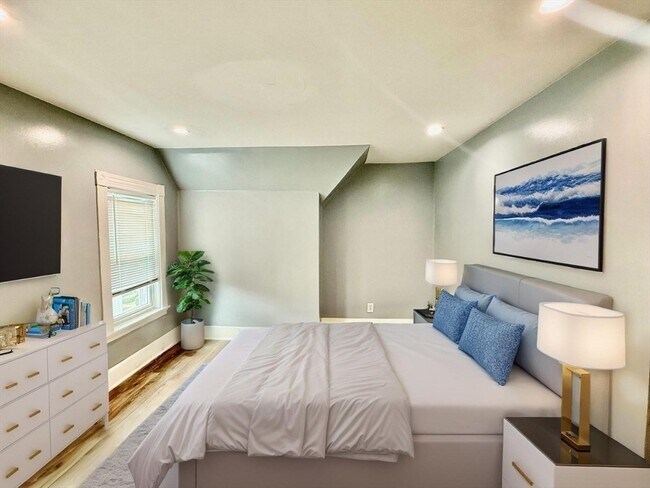 Building Photo - 10 Clark St