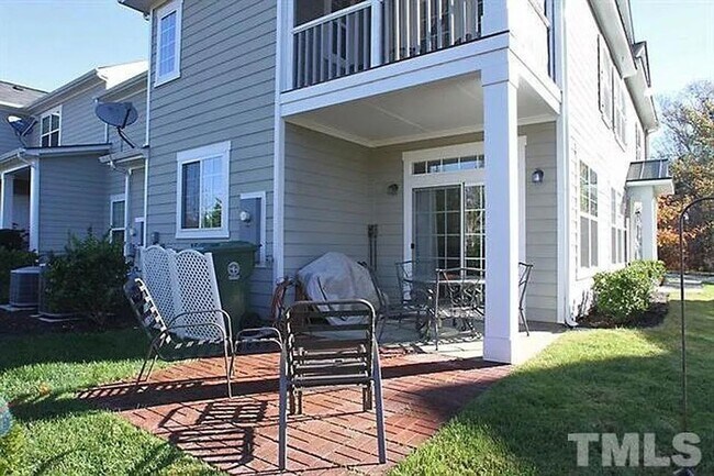 Building Photo - Three Bedroom End Unit Townhome in AMAZING Neighborhood!
